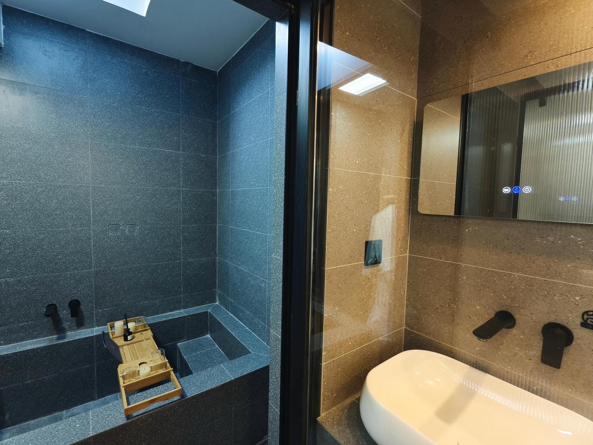 Hills & Hutong Retreat Near Forbidden & Line 4 Multi-room Options